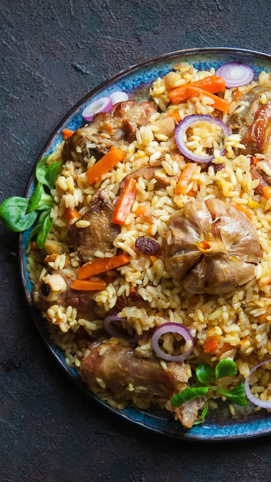 Piatto di plov a base di riso, carne e verdure tipico dell'Uzbekistan